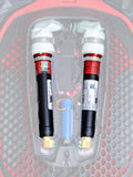 Alpinestars Tech-Air 7X & Off-Road vervangingscanisterset, airbag vervangingspatronen, zwart met witte bovenkanten en oranje banden, twee argon-canisters geïnstalleerd in een rood-zwart elektronisch airbagsysteem met honingraatpatroon en gekleurde bedrading
