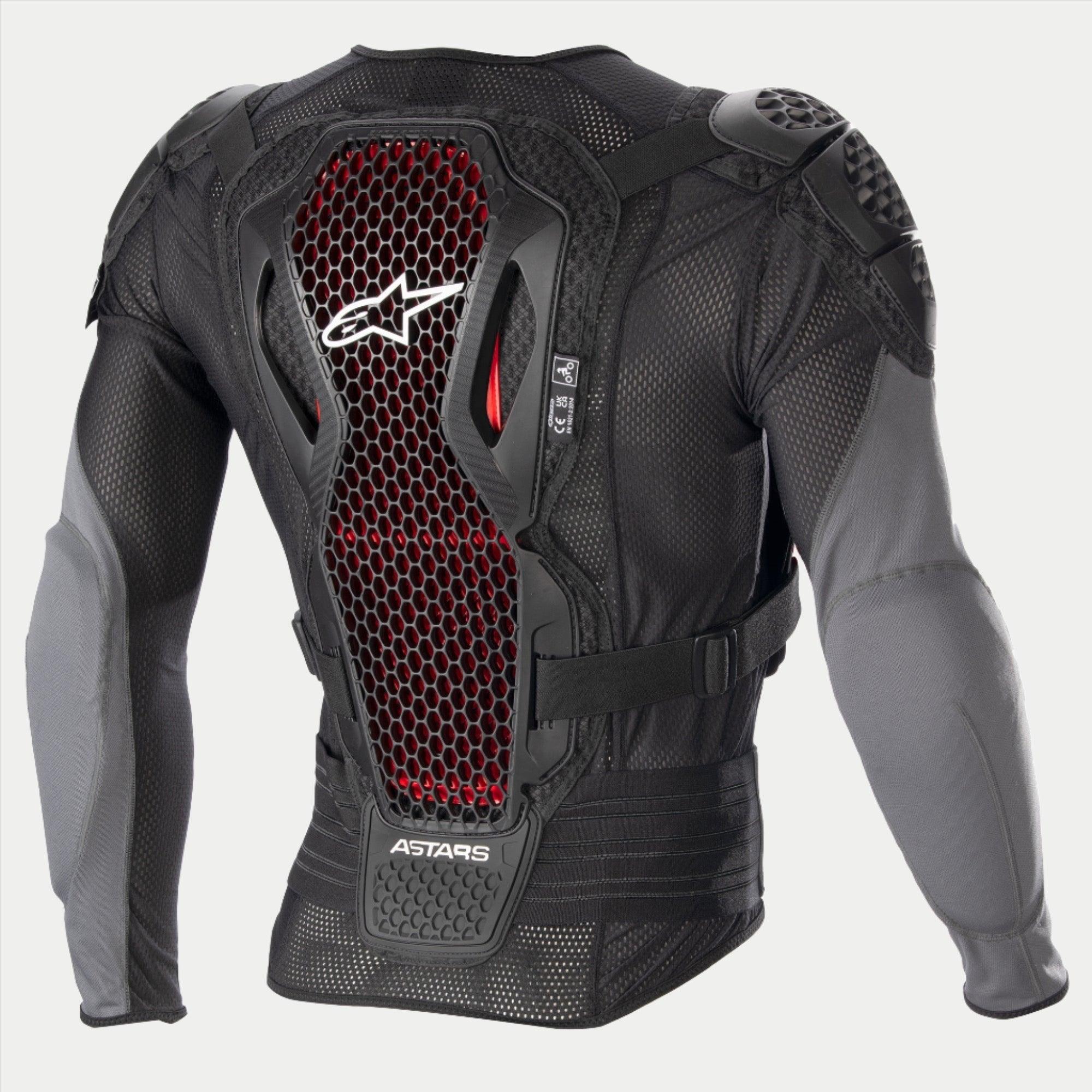 Alpinestars Bionic Plus V2 beschermingsjack, motorcross beschermjas, zwart en antracietgrijs met rode honingraatdetails, achteraanzicht met de Level 2 Nucleon Cell-technologie rugbeschermer, geperforeerde mesh-stof en geïntegreerde schouder- en elleboogbescherming.