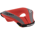 Alpinestars Youth Sequence Neck Roll, motorcross nekbeschermer, rood en grijs, voorzien van rode mesh-voering met grijze accenten en een zwarte band, witte merk- en logodetails, ergonomische bescherming voor jonge rijders