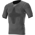 Alpinestars Roost Basislaag Top, antraciet zwart performance shirt met korte mouwen, getextureerde ribstof met zwart geometrisch patroon, nauwsluitend sportief ontwerp voor motorcross en off-road